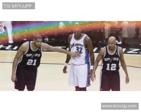 德雷蒙德格林:从防守专家到球队核心的华丽转身与传奇之路 德雷蒙德格林:从防守专家到球队核心的华丽转身与传奇之路